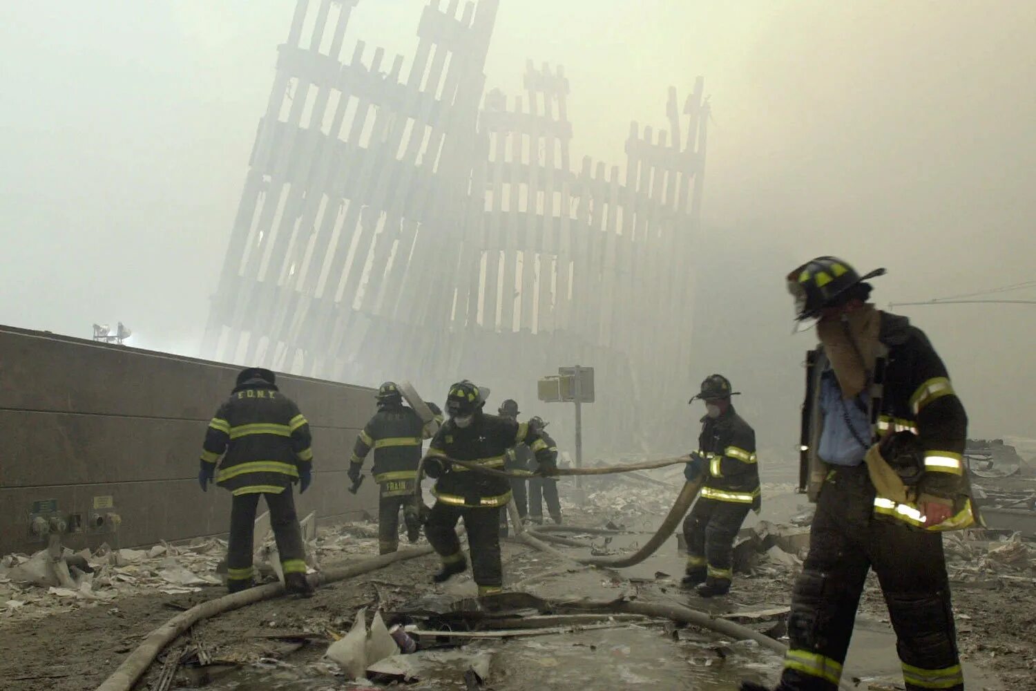 Теракт в 2001 году 11 сентября. Башни-Близнецы 11 сентября 2001. Пожарные Нью-Йорка 11 сентября. Всемирный торговый центр в Нью-Йорке 11 сентября 2001 года. Башни Близнецы в Нью-Йорке 11 сентября.
