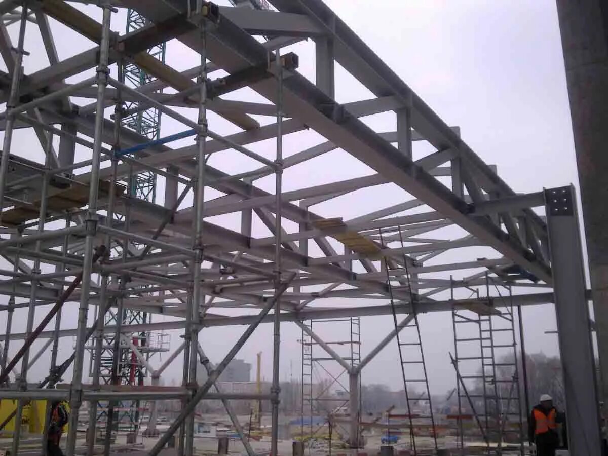 ферменные траверсы стальные. сопряжение ферм молодечно с жб колонной. стальные решетчатые колонны. металлические колонны связь. распорка фермы жб.