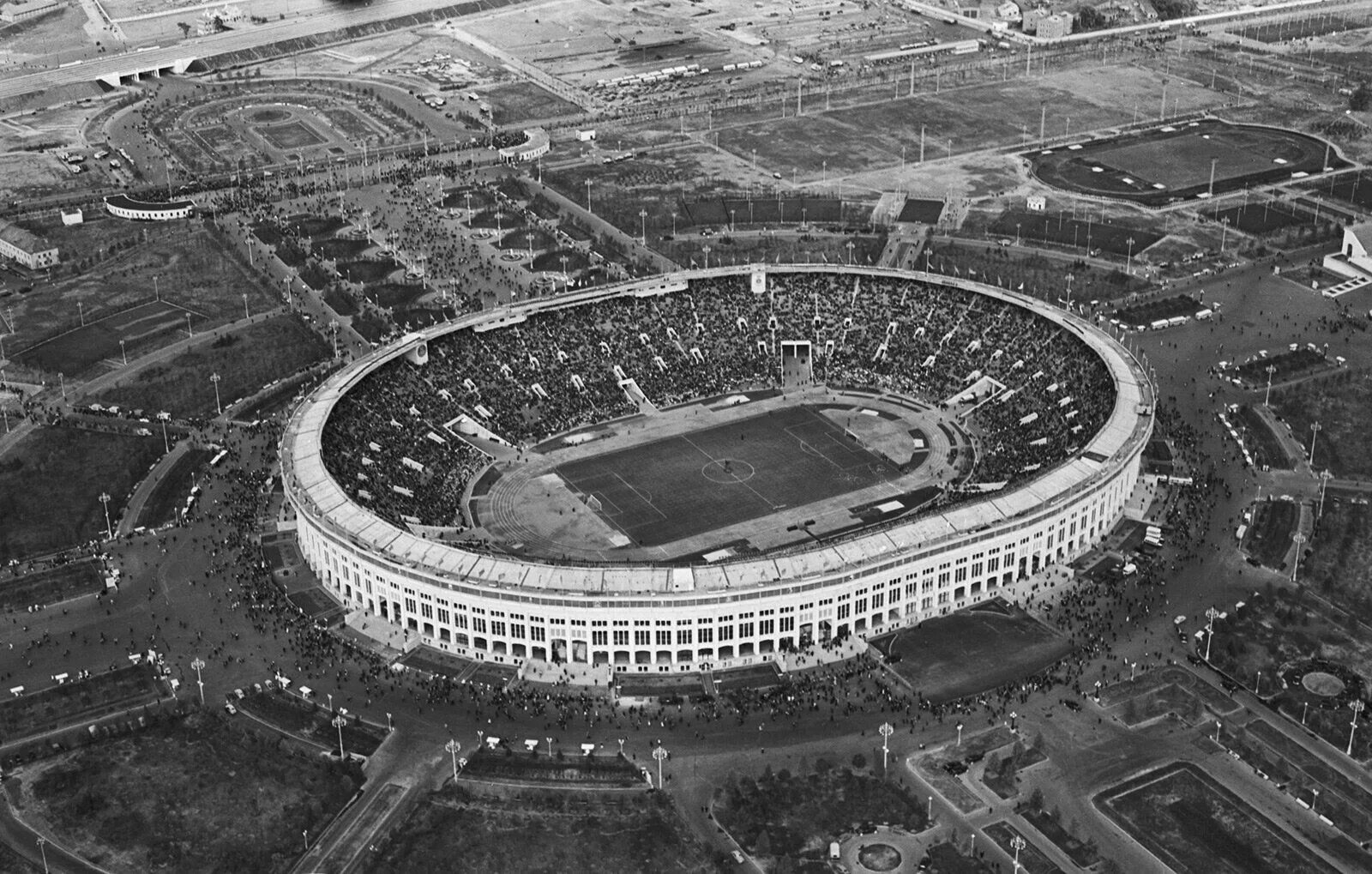 Стадионы 1 8. Центральный стадион им. в.и. Ленина в Лужниках. Стадион Лужники в 1956 году. Стадион Лужники СССР. Стадион Лужники 1957.