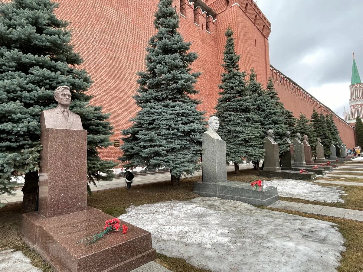 Кто захоронен в кремлевской