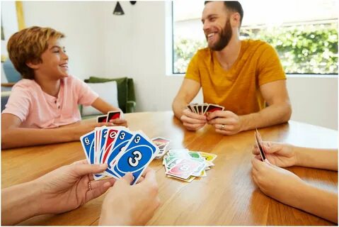 Люди играют игрушки
