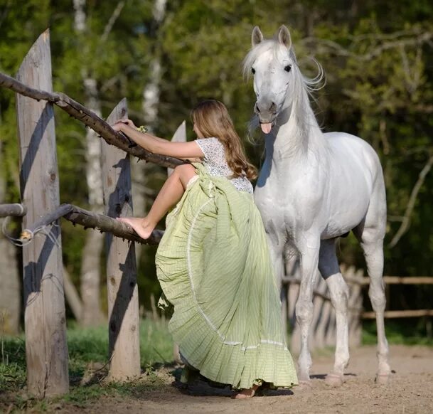 Обряд женщина в коне. Фотосессия с белой лошадью. Женщина на белом коне. Принцесса на белом коне. Фотосессия с белым конем.