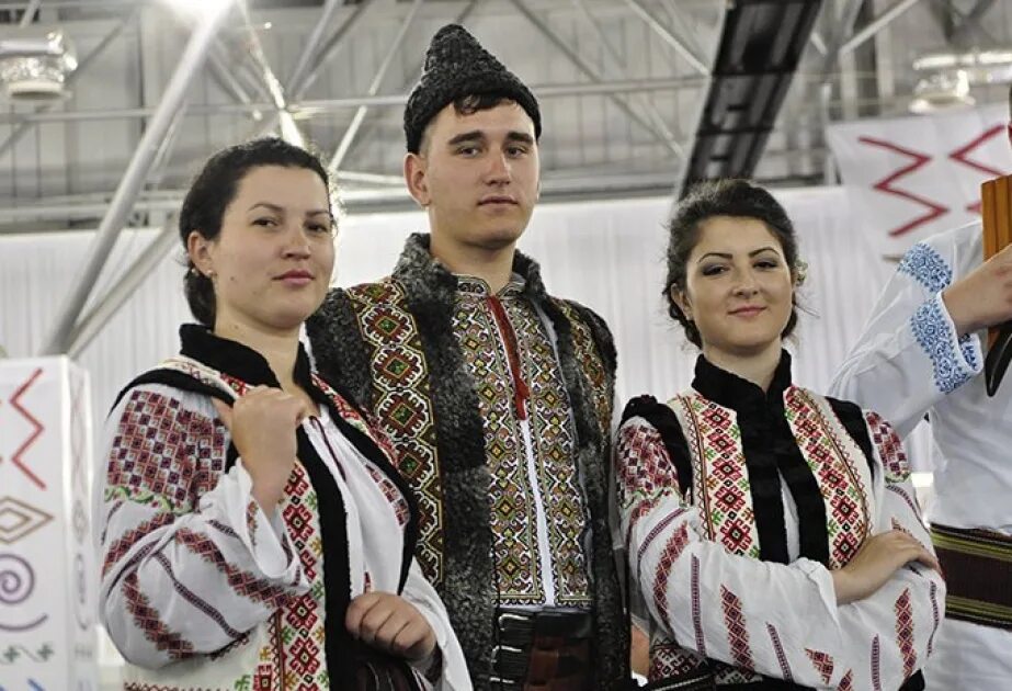 Молдова люди. Молдаване. Национальный костюм Молдовы. Молдаване люди. Костюм молдавский.