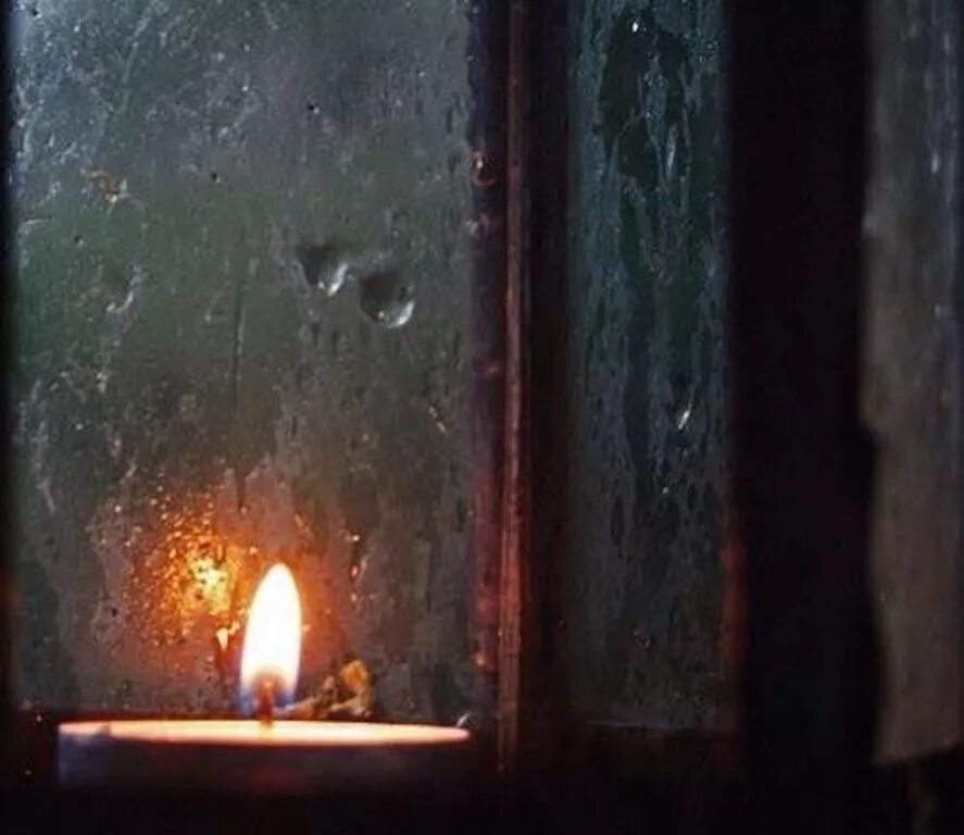 Клип свечи горят. Свеча на подоконнике. Свеча в окне. Горящая свеча на окне. Горящие свечи на окне.