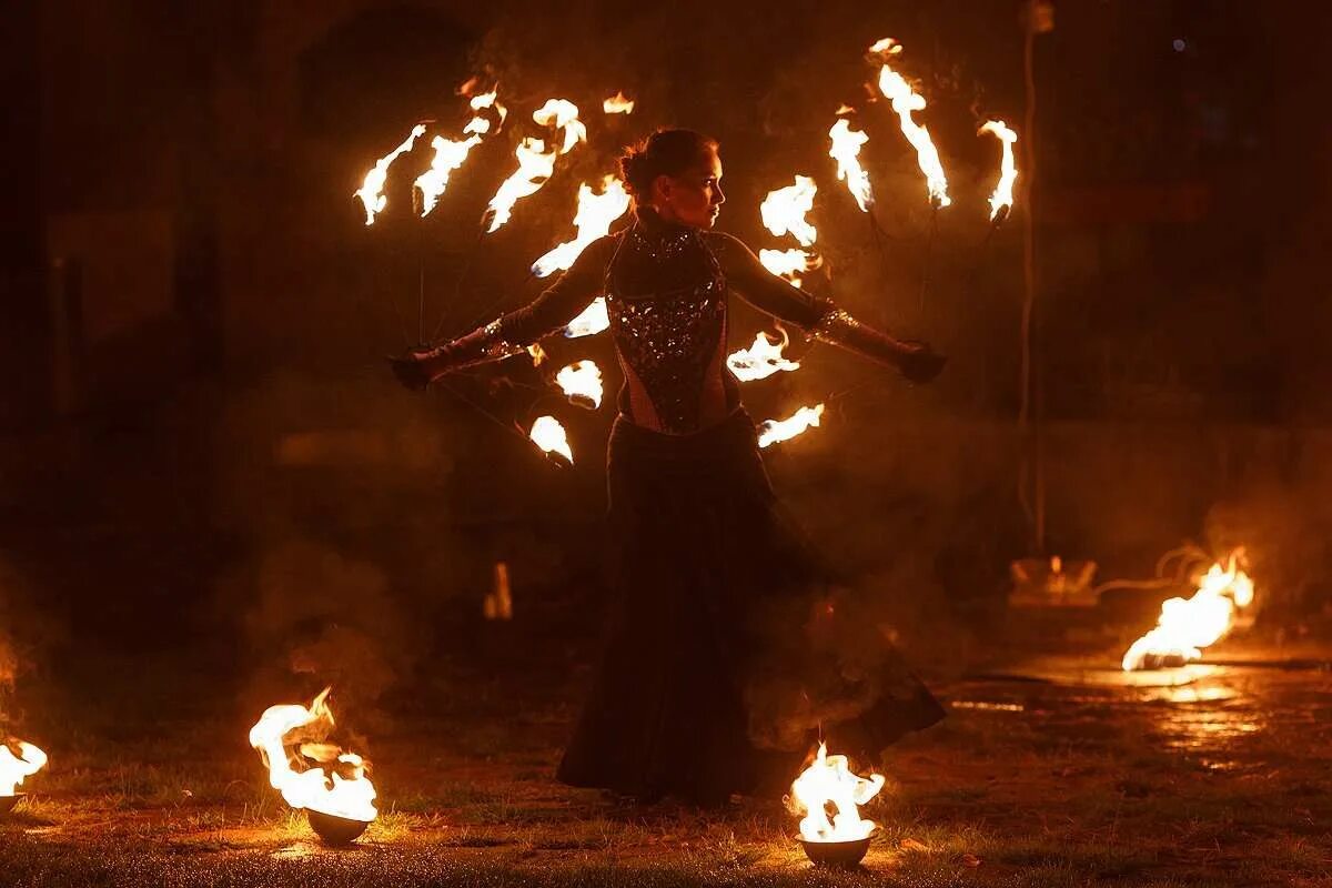 циркачи с огнем. фаер шоу. огненное шоу 8 часов 4 октября 2022 года в дзержинске. ник вулси фаер шоу.