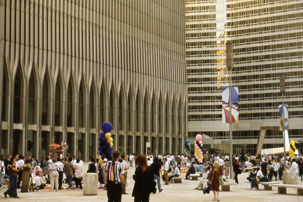 Wtc 3 марриотт. Wtc 2001 plaza. World trade center plaza. Wtc plaza 9/11. Втц нью-йорк башни близнецы.