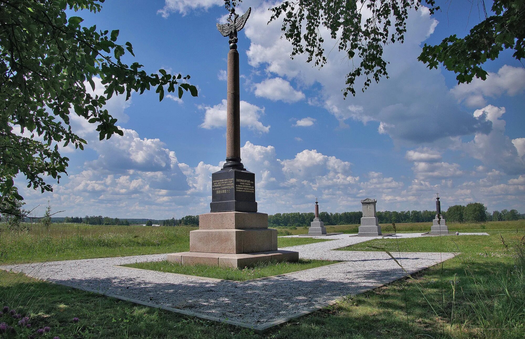 Бородинское поле город. Бородинское поле (посёлок). Обелиск на Бородинском поле. Бородино монумент Орел. Бородинское поле памятник 7-й пехотной дивизии Генерала...