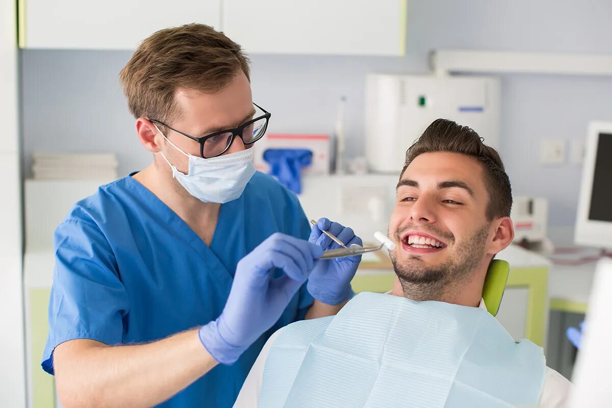 Стоматологического больного. Стоматолог мужчина. Парень у стоматолога. Пациент в стоматологии. Врач стоматолог мужчина.