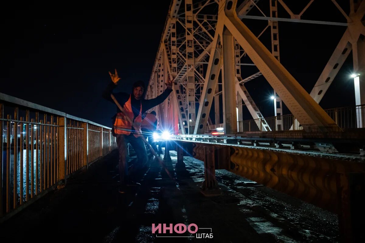 Старый мост астрахань сегодня работает ли. Земляной мост астрахань. коммунистический мост астрахань. раздвижной мост в астрахани. новый мост астрахань ночь.