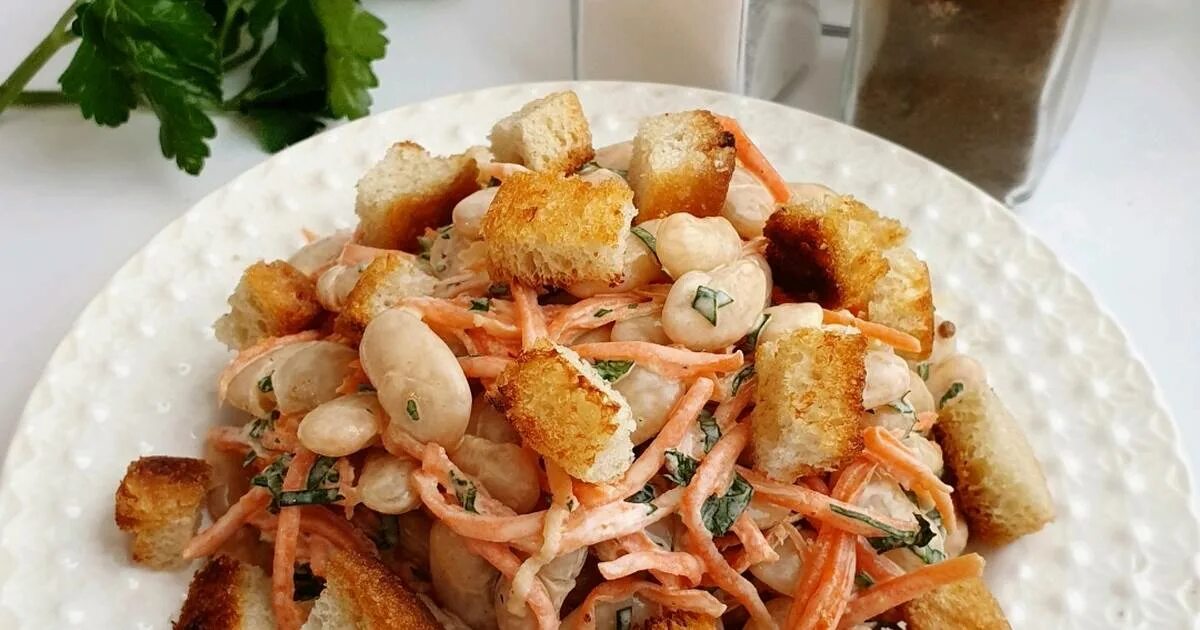 Салат с корейской морковкой курицей и сухариками. Салат фасоль корейская морковь курица сухарики. Фасоль корейская морковь сухарики. Салат с морковкой и сухариками. Салат с морковкой и фасолью и сухариками.