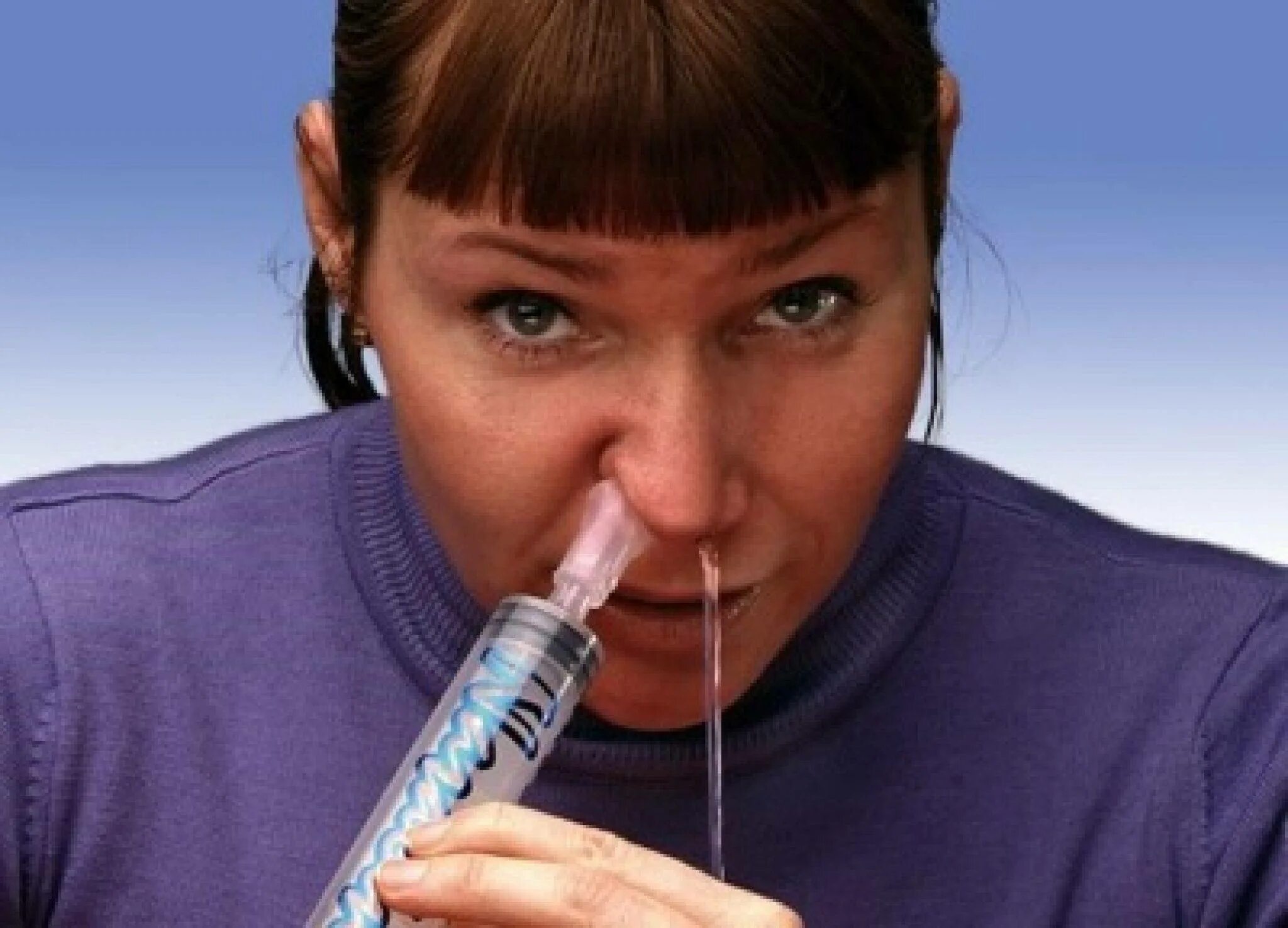 Промывание носа шприцом в домашних. Промывание носа малышу. Солевой раствор для промывания носа. Как правильно промывать нос соляным раствором из шприца. Как промывать нос солёной водой шприцом.