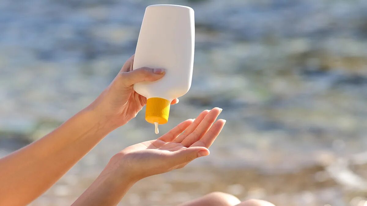 Солнцезащитный крем Sunscreen. Солнцезащитные крема нанесение. Наносить солнцезащитный крем. День солнцезащитного крема.