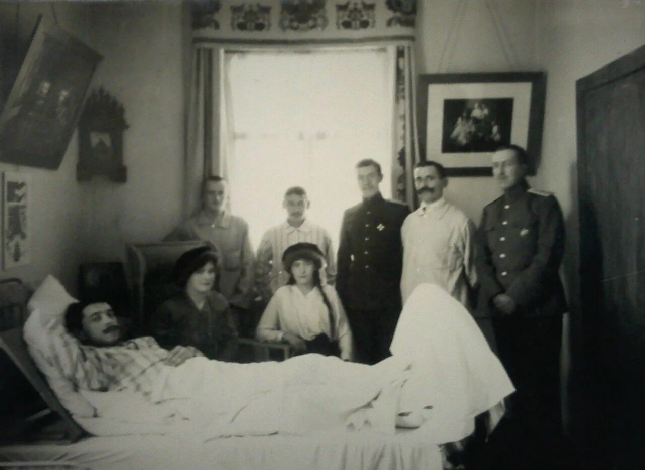 Семья романовых смерть фото. Похороны царской семьи Романовых 1918. Семья последнего императора Николая 2.