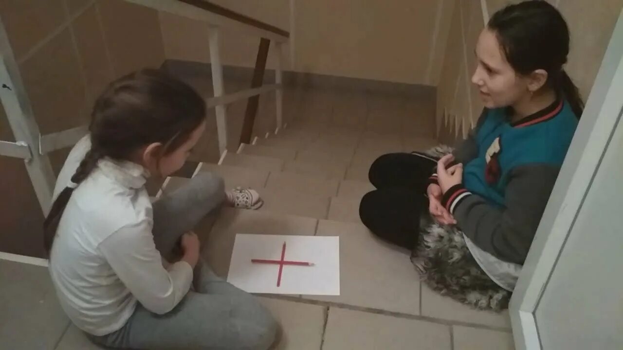 Играет в карты на раздевание с сестрой. Девушка проиграла одежду. девочка проиграла в карты. проиграла одежду в карты. сестра проиграла.