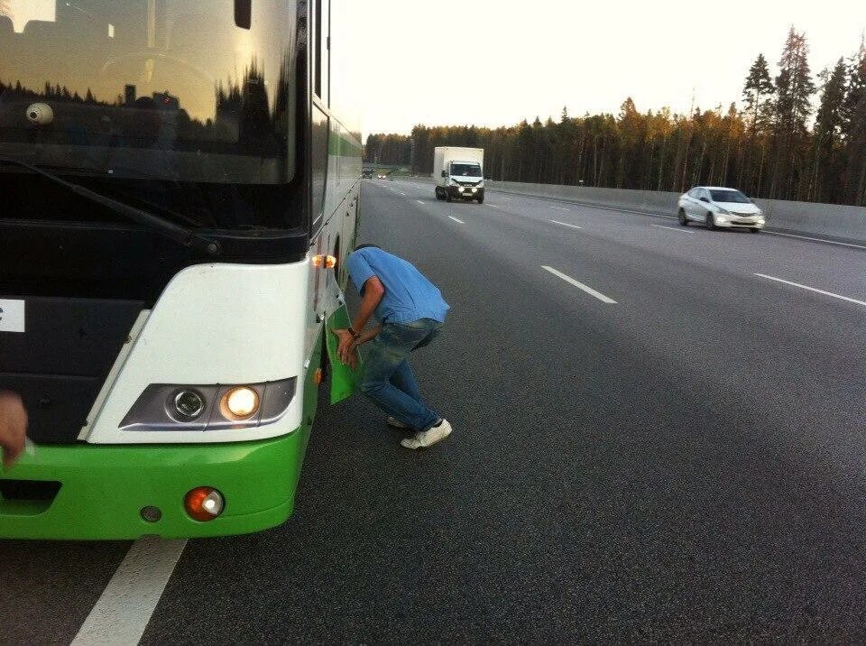 Вырасту стану автобусом. Колесо автобуса. Авария автобус Речной вокзал. Зеленоград водители автобуса 1. Остановили автобус без колеса.