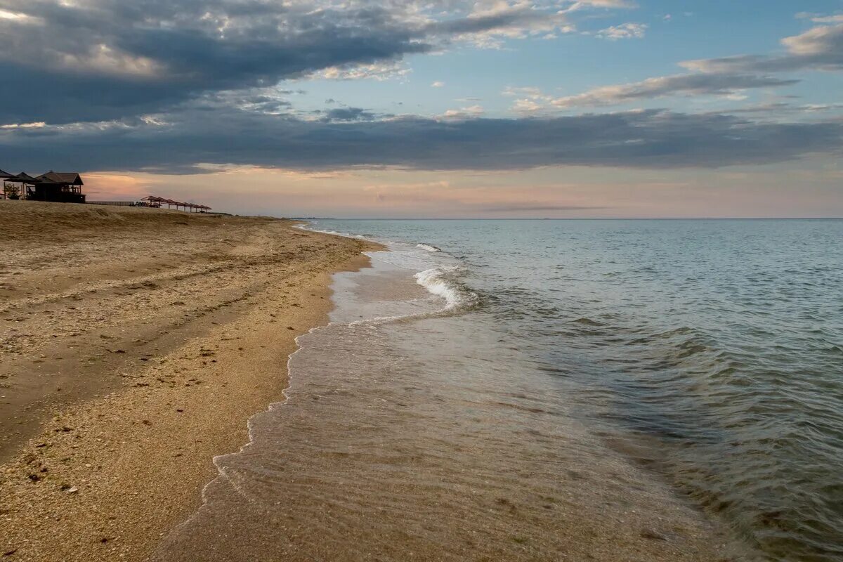 Курорты каспийского моря в россии цены. Каспийское море Дагестан. Каспийское море Избербаш. Пляжи Каспийского моря Дагестан. Берег Каспийского моря Дагестан.