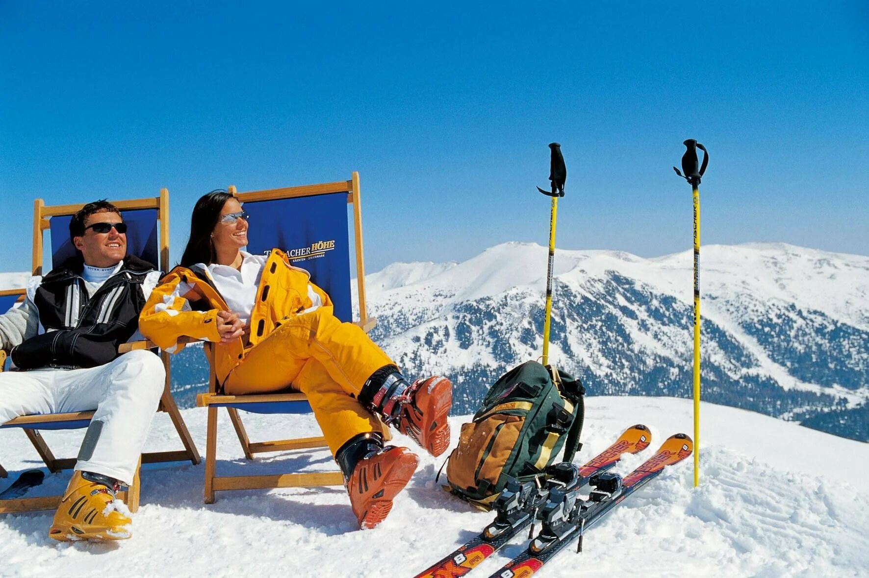 Skiing holiday. Apres Ski красная Поляна. Катание на горных лыжах. Горнолыжный туризм. Горнолыжный отдых.