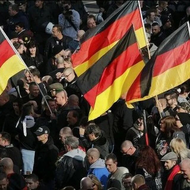 Германия для казахстанцев. Население Германии. Федеративная Республика Германия население. Население Германии фото. Либералы Германии флаг.
