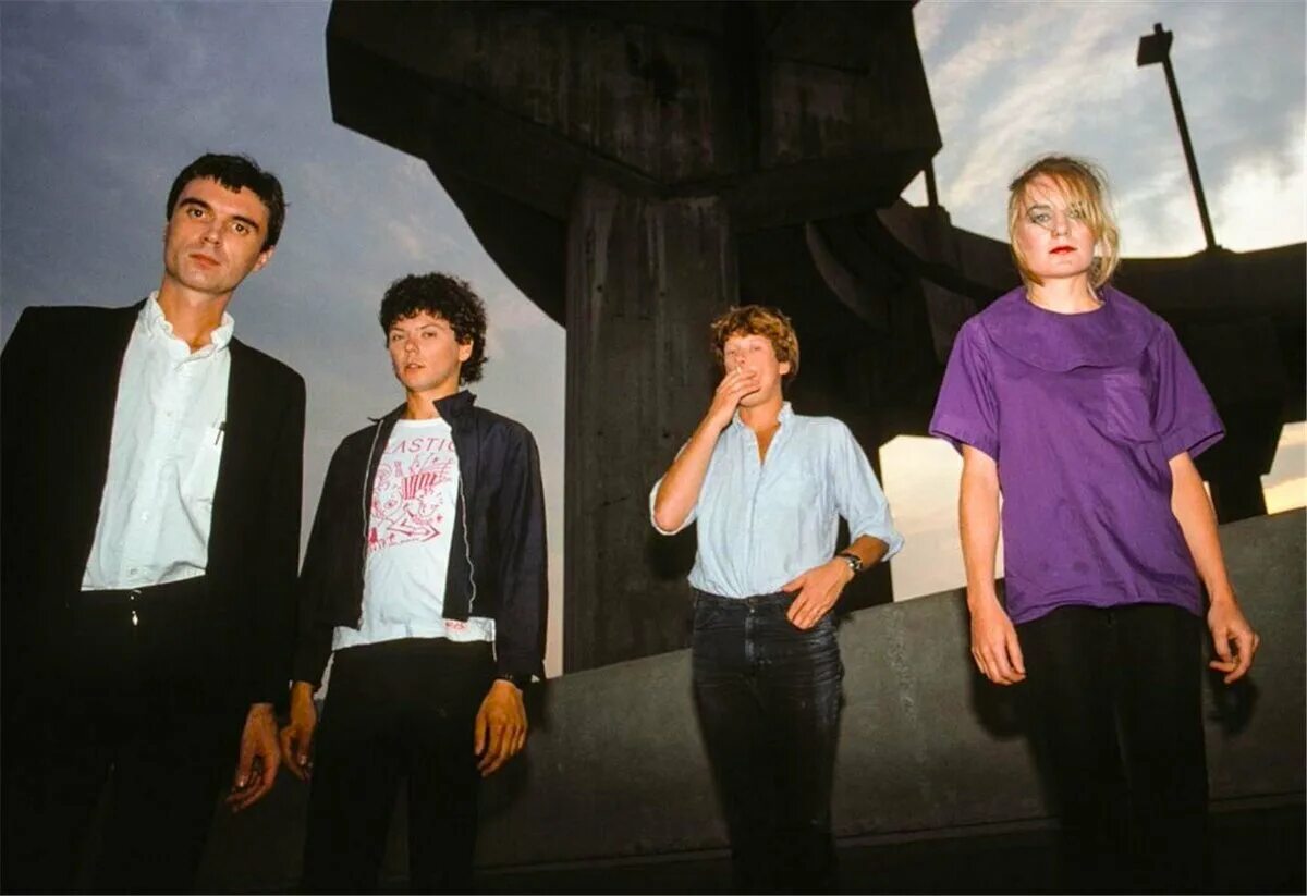 Группа talking heads. Talking heads 1980. Дэвид Бирн токинг Хедс. Talking heads солист.