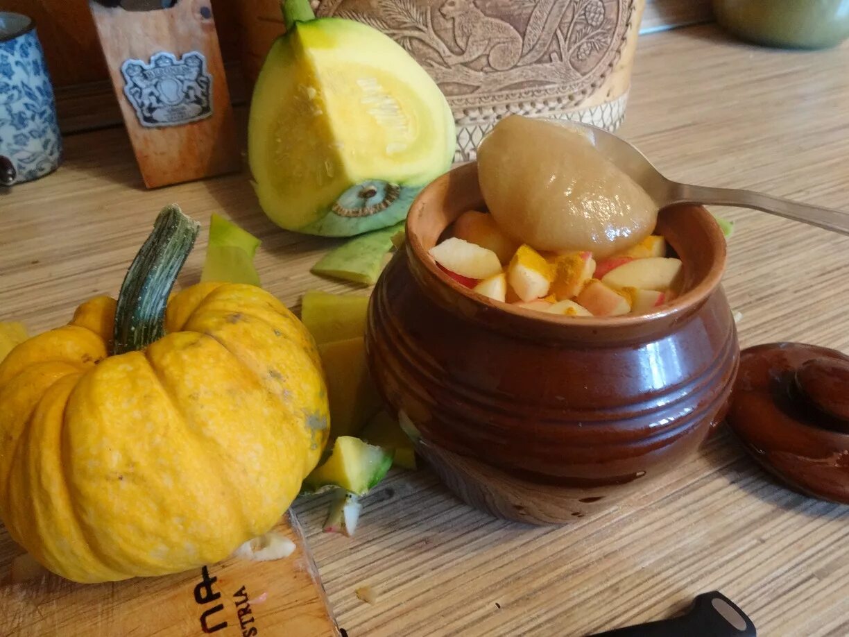 фаршированная тыква джек. фаршированная тыква акорн. тыква фаршированная мясом. блюдо из тыквы на прозрачном фоне. рецепт в тыквенных горшочках.