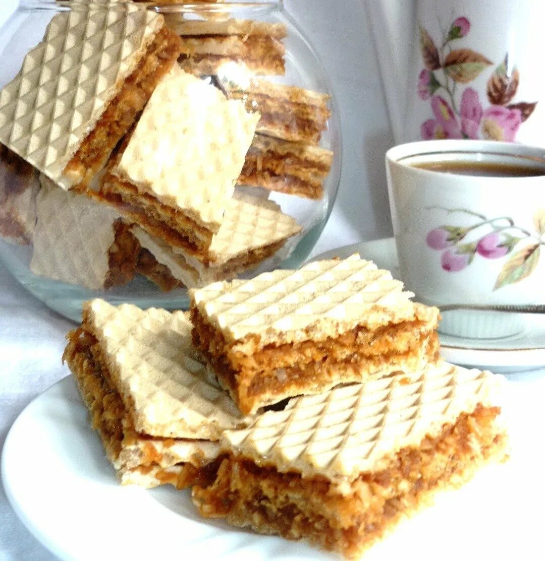 торты из вафельных коржей без выпечки. вафельный торт. торт из вафель. что можно приготовить из вафель с магазина. вафли лакомка.