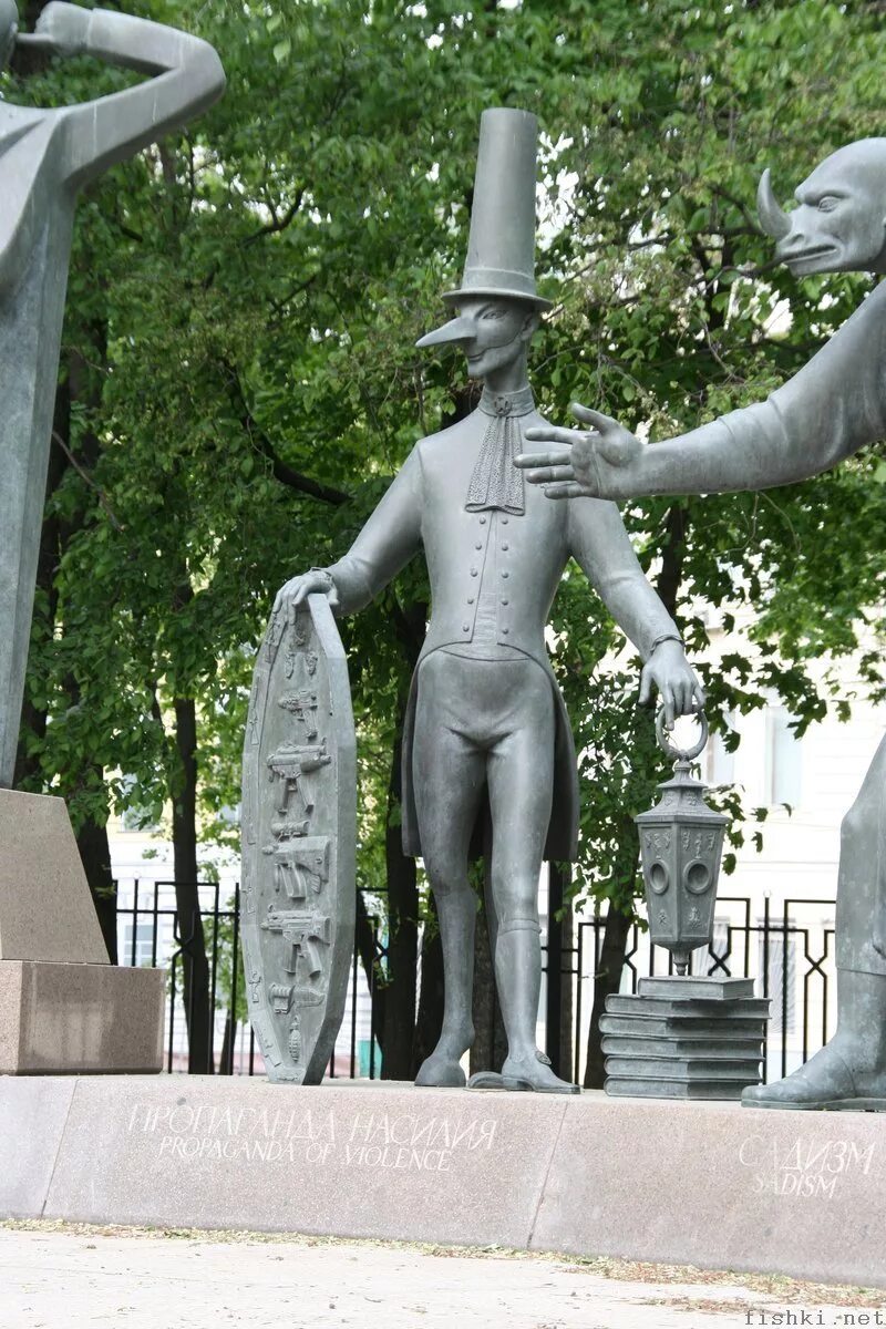 Москва болотная скульптура. Шемякин на болотной площади. шемякин памятник порокам. шемякин болотная площадь скульптуры.