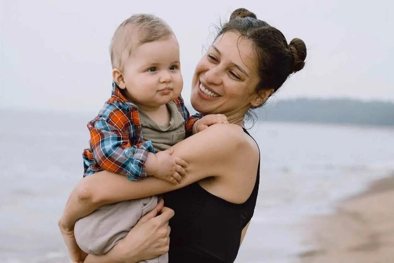 Мама и сыночек. Женщина со взрослыми детьми. У девушки сына есть ребенок. Дети на свадьбе. Фотосессия мать и сын.