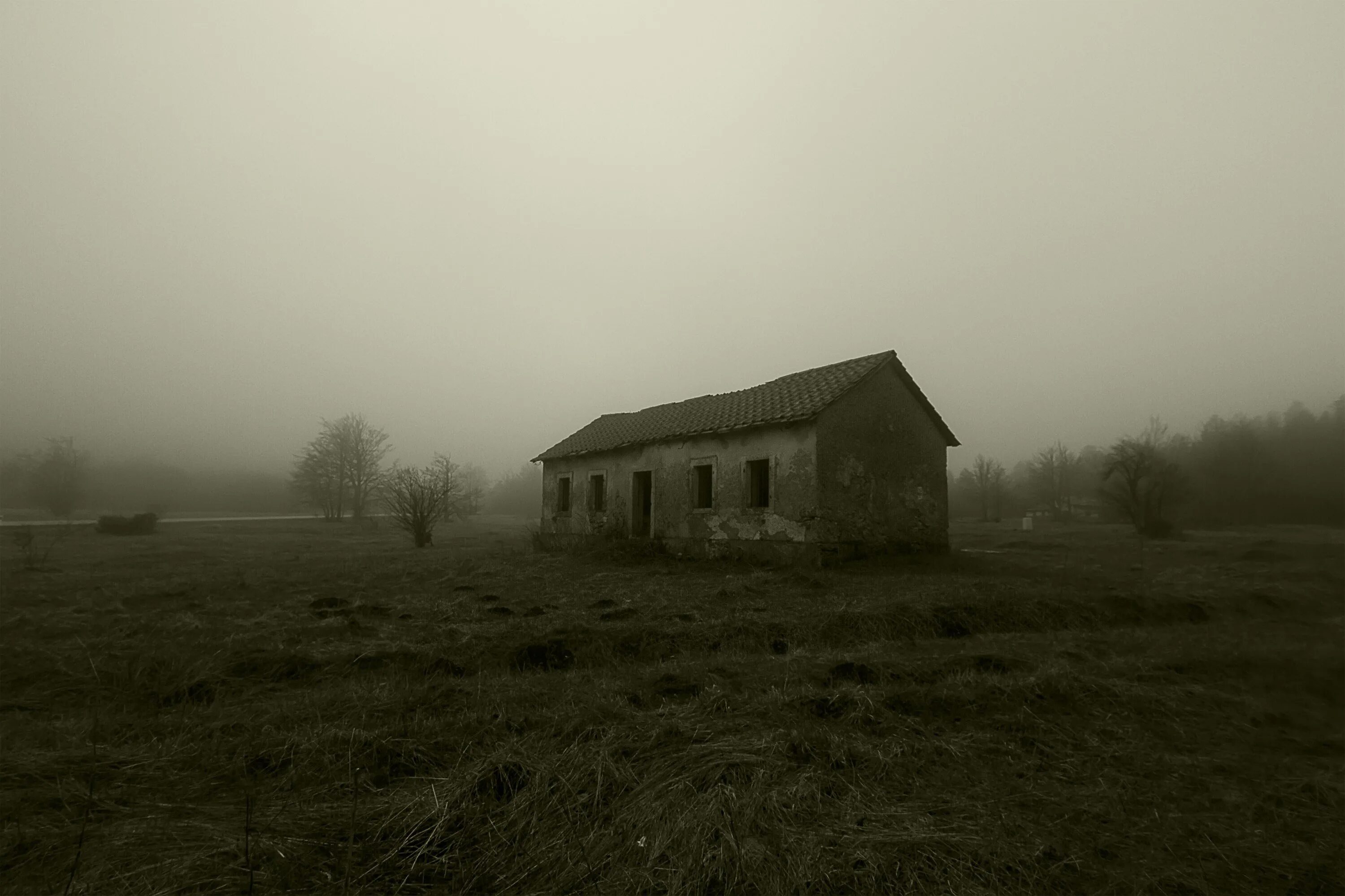 Gloomy village. Заброшенный дом в поле. Заброшенная местность. Заброшенная деревня в тумане. Жуткая деревня.