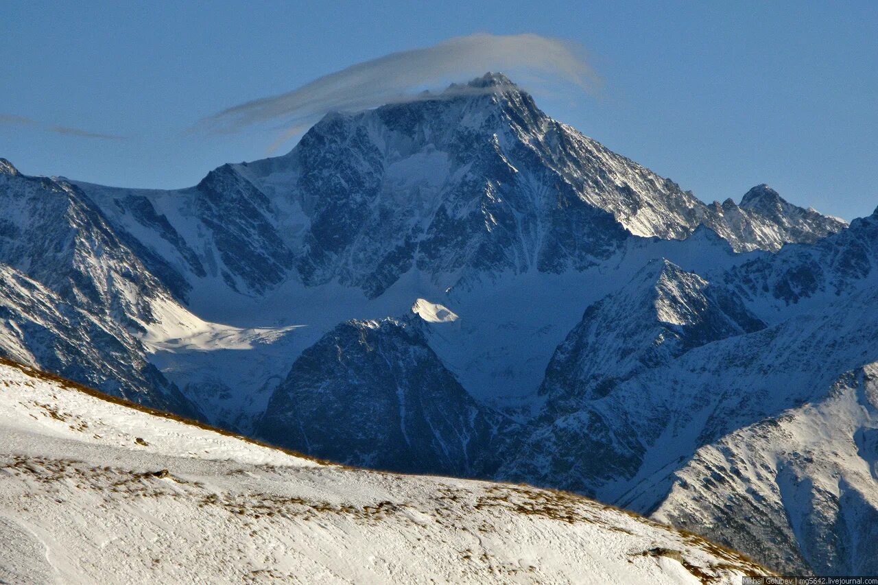 Гора с двумя вершинами. Горная вершина в грузии шхара. Коштантау. Вершины кавказа фильм. Вершина джайлык.