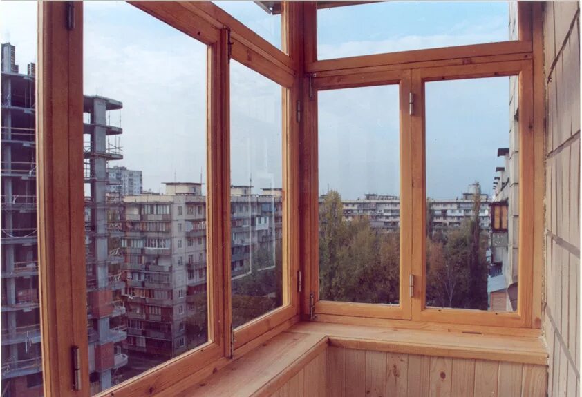 Какие окна поставить на балкон. Деревянные рамы на балкон. Деревянное остекление балкона. Лоджия с деревянными окнами. Остекление балконов деревянными рамами.