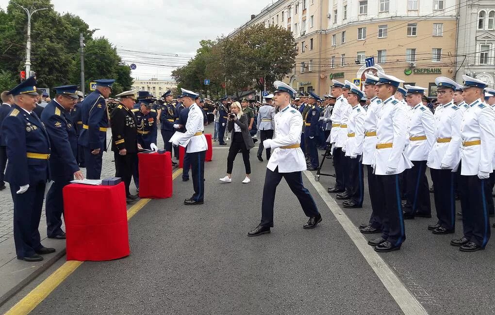 Сайт академии жуковского. Воронеж Академия Жуковского и Гагарина. Выпуск Академии Жуковского и Гагарина 2022. Академия Жуковского Воронеж выпуск. Военная воздушная Академия Воронеж офицеры.