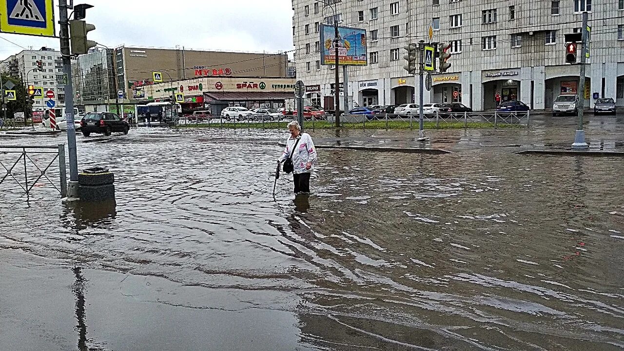 Дождь переехал. Наводнение Питер 2005. Последнее затопление в Санкт-Петербурге. Наводнение в Санкт-Петербурге 1999. Катастрофическое наводнение в Санкт-Петербурге.