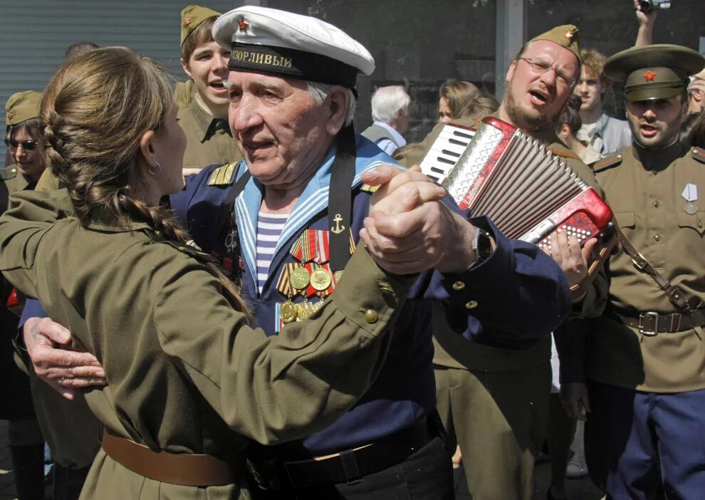 Слушать день 9 мая. Ветераны танцуют вальс Победы. День Победы ветераны. С днем Победы. День Победы фото.