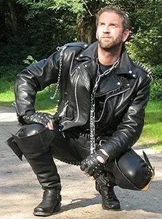 Ішке кіріп жатқан адамдардың бейнелерін қараңыз