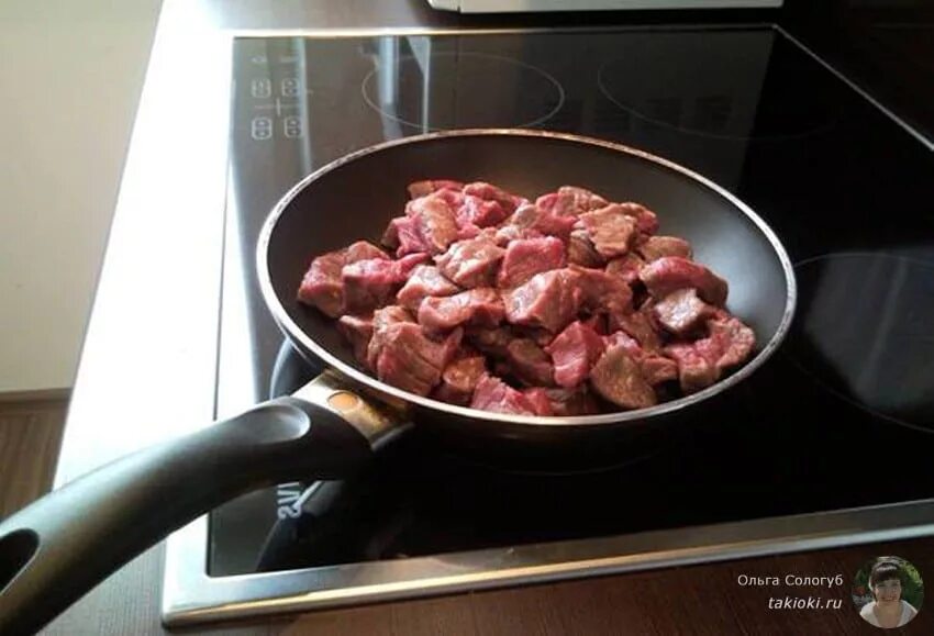 Говядина кусочками на сковороде сочная и мягкая. Мясо на сковороде. Кусочек жареного мяса. Говядина кусочками на сковороде. Сковородка с куском мяса.