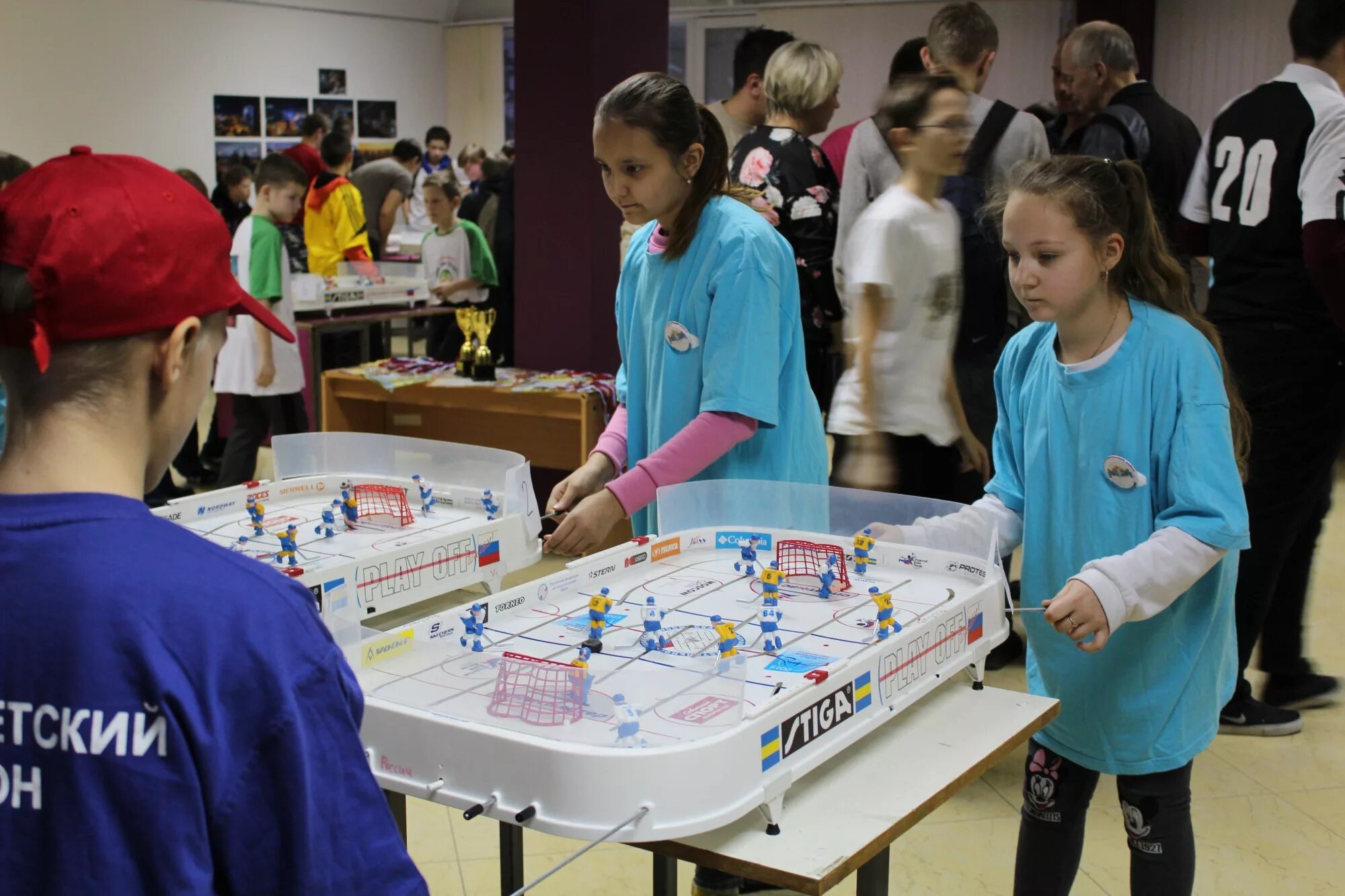 настольный хоккей step 76195. дети играют настольный хоккей. турнир по настольному хоккею. настольный хоккей serga arena. настольный аэрохоккей hg207-4.