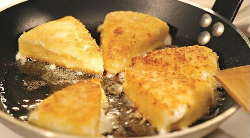 Сырок на сковороде. Сулугуни в панировке на сковороде. Сыр в панировке на сковороде. Сыр жареный в сухарях. Жареный сыр на сковороде.