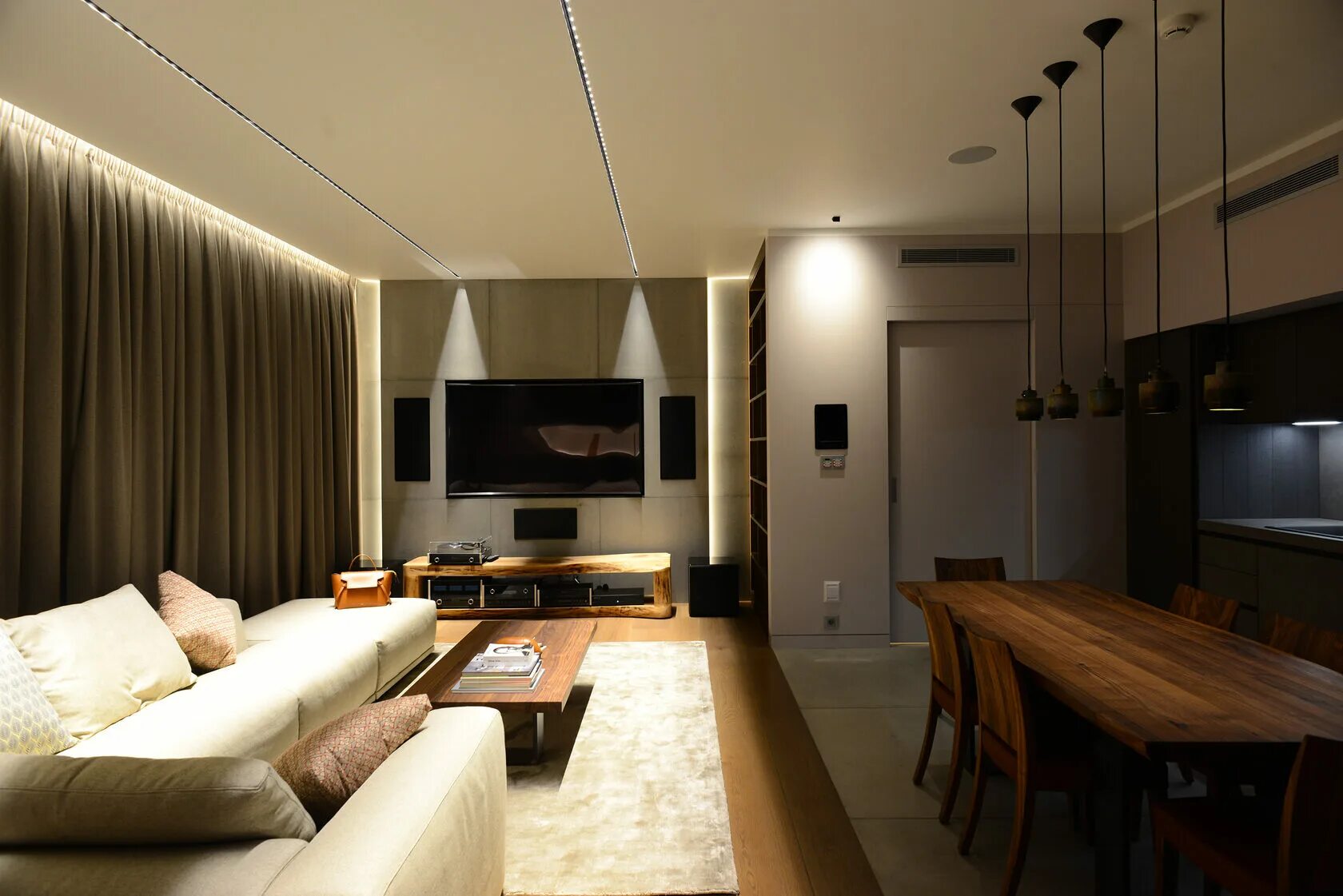 Проектирование освещения. Гостиная с верхним светом. Проект освещения интерьера. Дизайнер по свету в квартире.