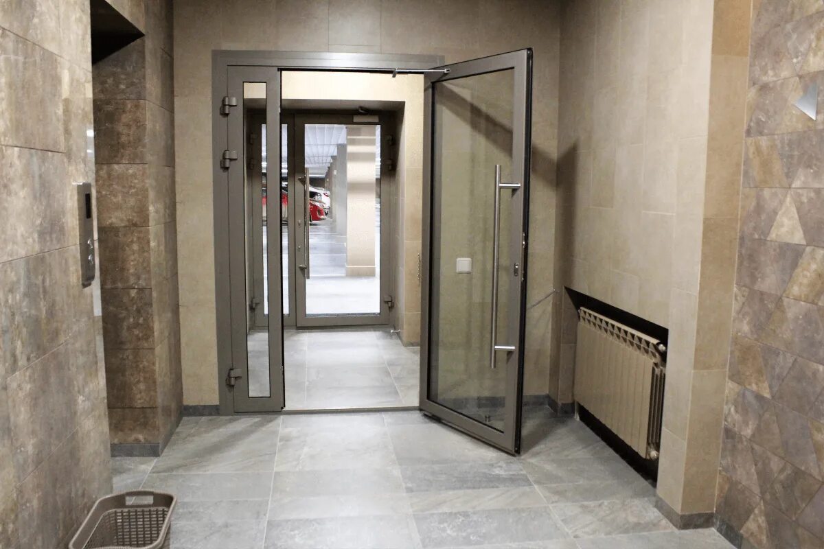Двери в лифтовой холл. Противопожарная дверь в лифтовом холле. Двери в лифтовой Холл противопожарные. Остекленная противопожарная дверь в лифтовой Холл. Брусника Холл лифт.