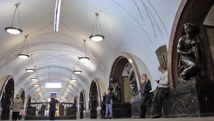 Почему площадь революции. Метро площадь революции москва. площадь революции станция метро москва. станция площадь революции арбатско-покровской линии. вестибюль станции площадь революции.