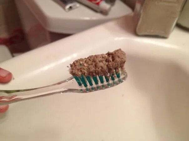 Грязная зубная щетка. Старая зубная щетка. Зубная щетка мыло. Зубная щетка в какашках.