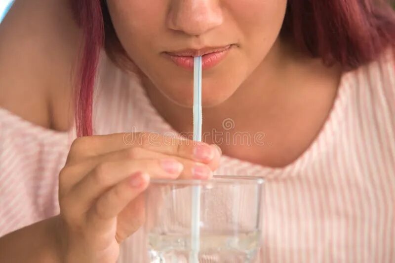 Овуляция цервикальная слизь. Выделения при овуляции. Выделения яичный белок при овуляции. Первые менархе у девочек. Девушка есть свои выделения.