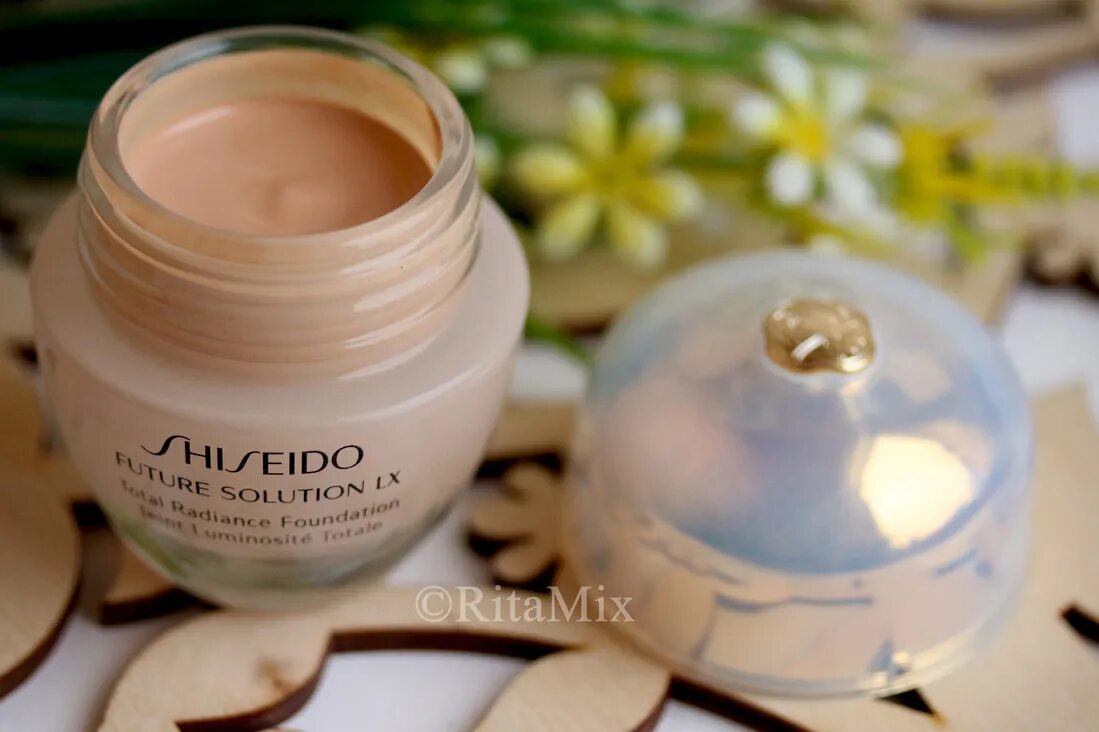 Shiseido future solution foundation. Шисейдо тональный future solution lx. shiseido future solution lx total radiance foundation. shiseido future solution lx оттенки. оттенки тонального крема shiseido с эффектом сияния e future solution lx.