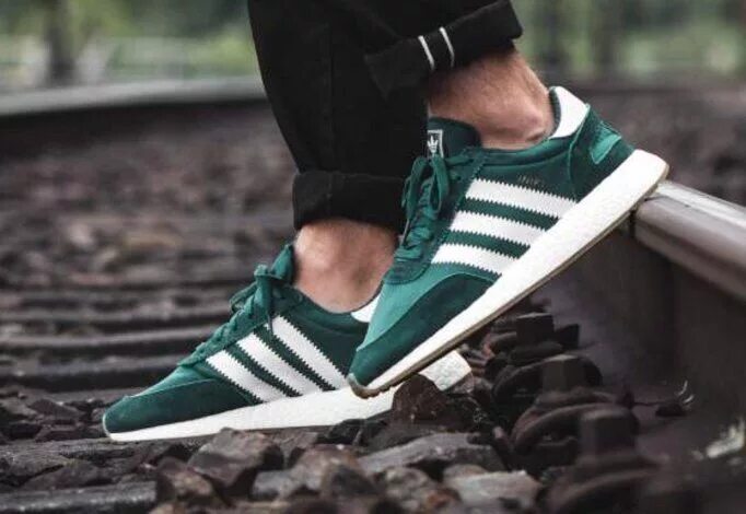 Adidas e5 кроссовки. Адидас иники зеленые. Adidas Iniki Green. Adidas Iniki зеленые. Adidas Iniki на ноге.