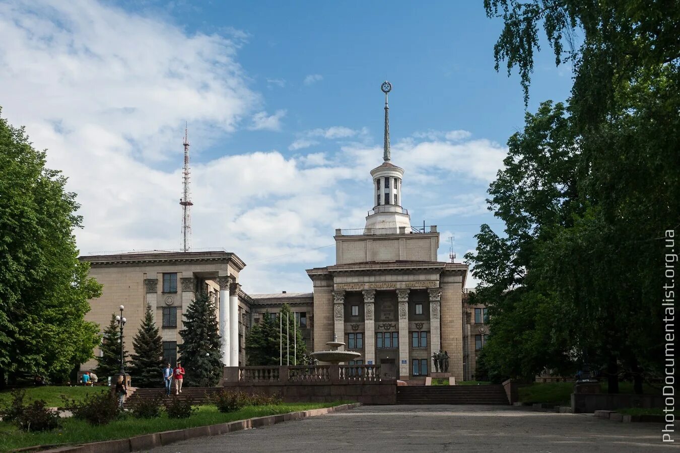 Дом техники билеты. Институт культуры и искусств Луганск. Дом техники (Луганск) шпиль. Дом дом со шпилем Луганск.