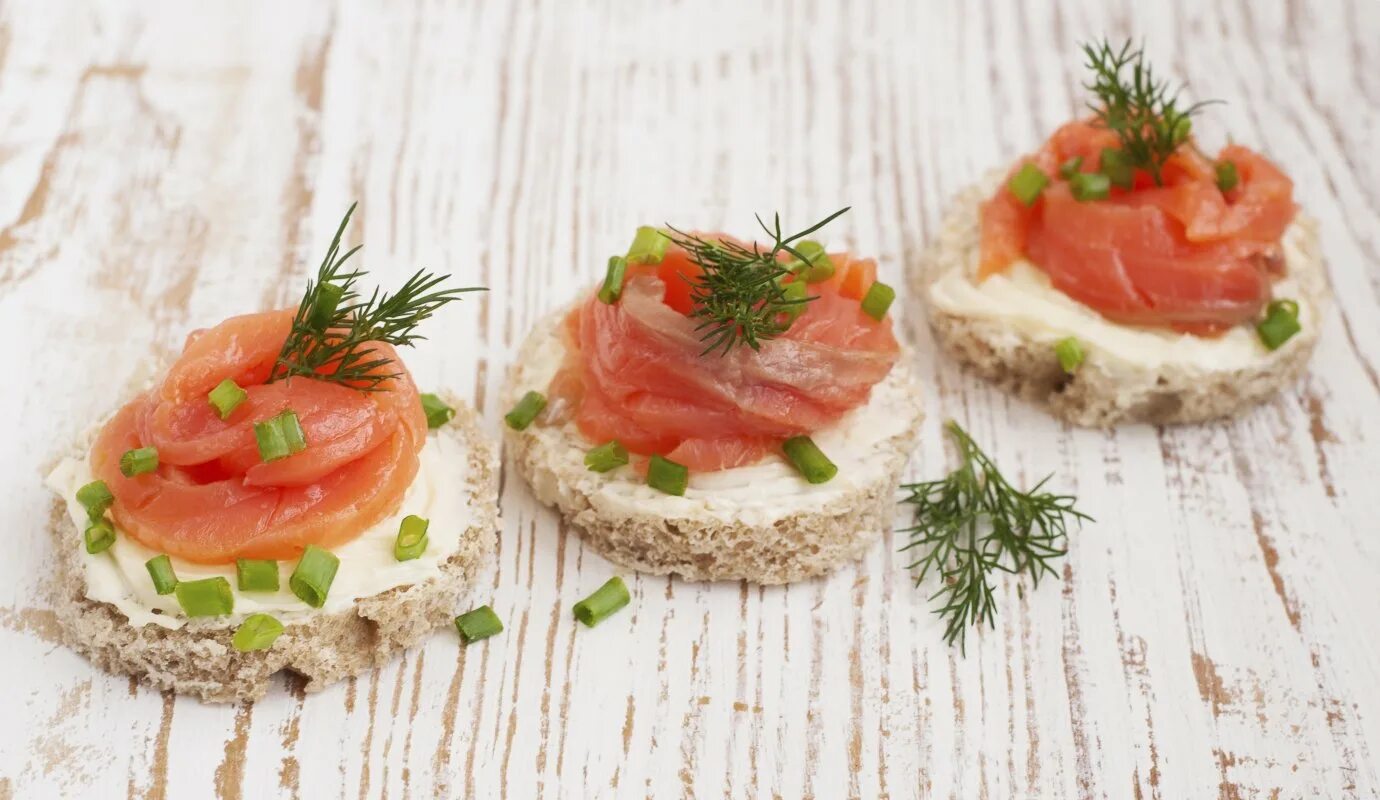 Украшения бутерброды с сёмгой. Брускетта с семгой. Брускетта с авокадо и красной рыбой. Бутерброды с форелью. Красивые бутерброды с семгой.