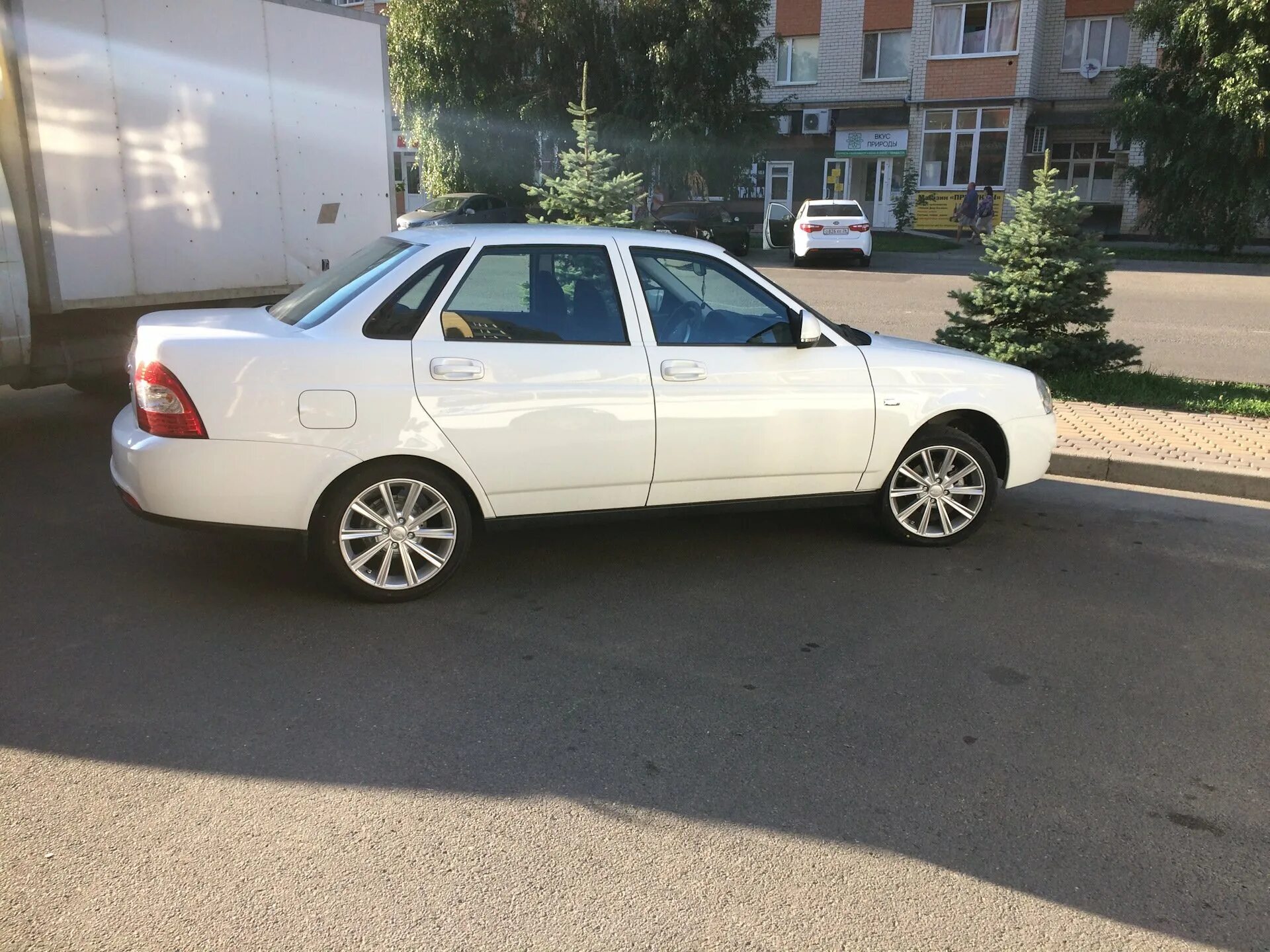 16 камрики на приору. Белая приора камрики r16. белая приора на камриках 16. приора хэтчбек белая на камрики 15. белая приора седан на 15 камриках.