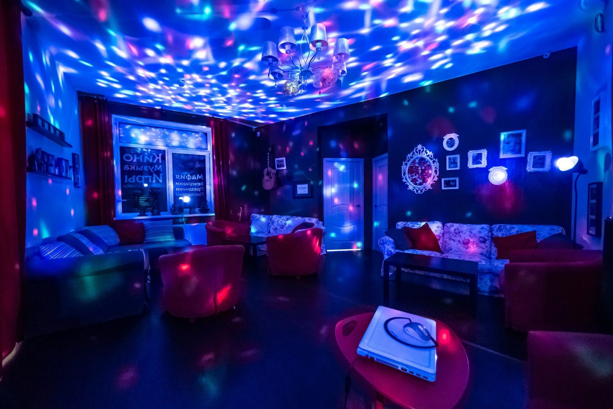 коммунальная квартира кафе на кронверкском проспекте. арт-центр сергиенко санкт-петербург. фотостудия фабрика зал лофт. кафе коммуналка на кронверкском. двухъярусные квартиры фото.