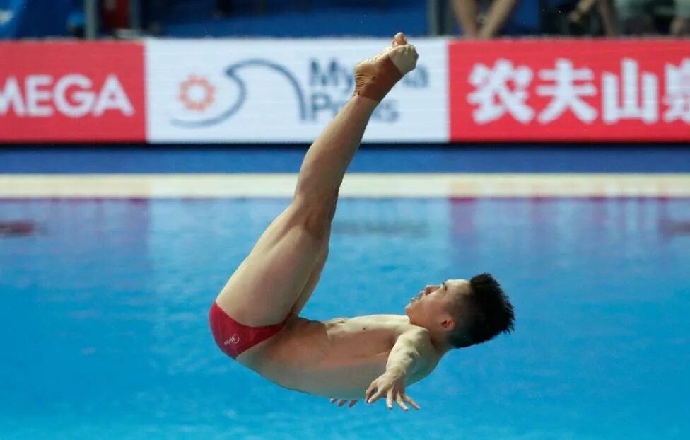 Ван Цзунъюань. Ван яцуань китаец. Китаец прыгает в воду. Китайская сборная прыжков в воду.