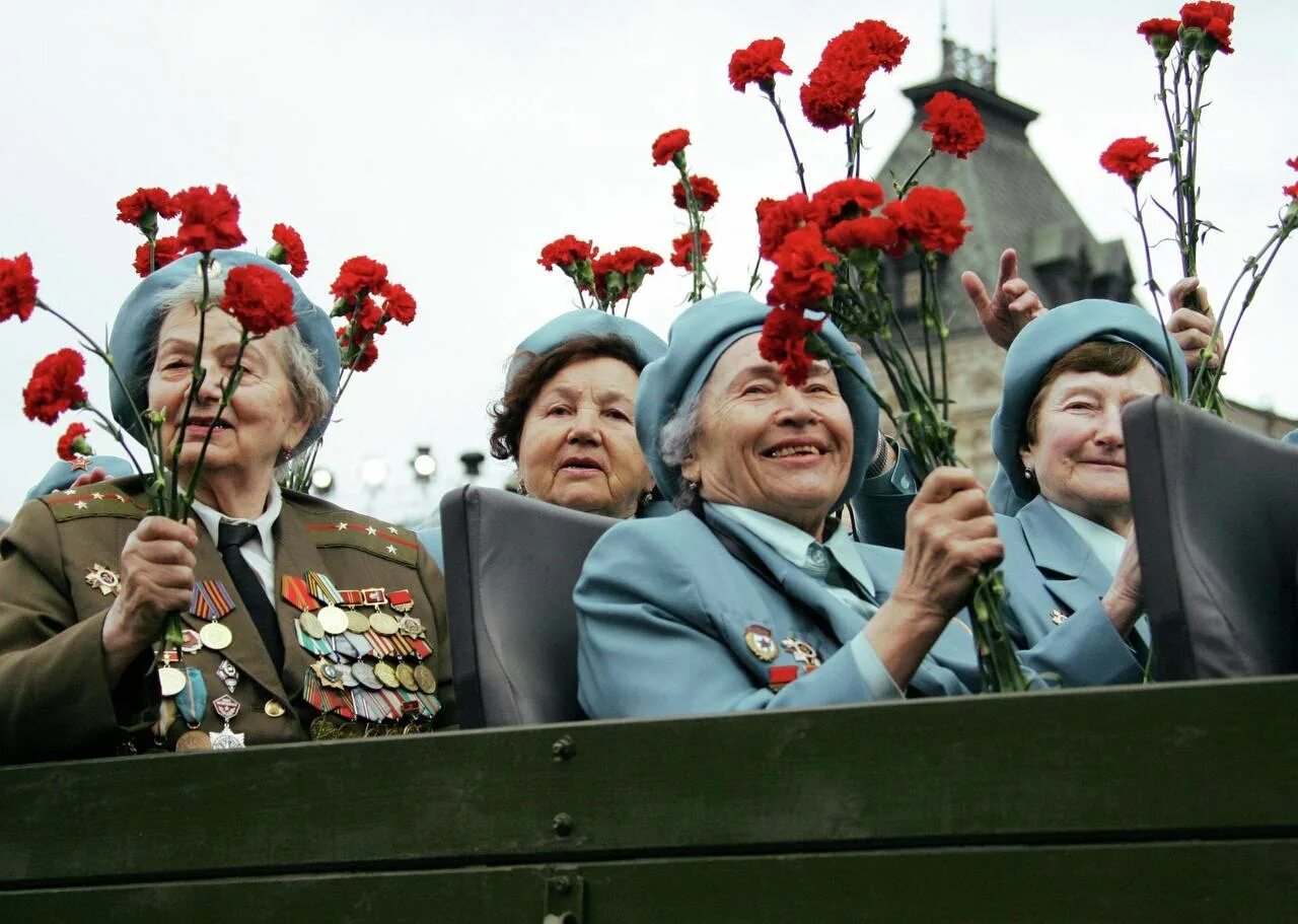 Великая победа фотографиями. Ветераны Великой Отечественной войны. Победа в Великой Отечественной войне. Радостные ветераны. Женщины ветераны.